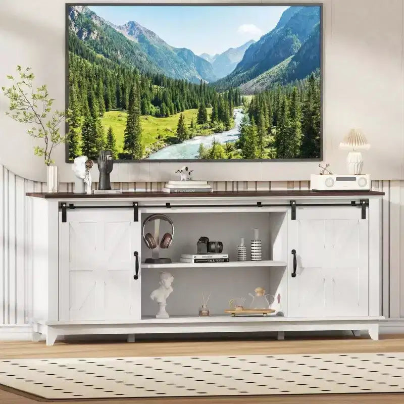 Farmhouse TV-Schrank für 75-Zoll-TV mit Scheunentüren, verstellbaren Regalböden und Aufbewahrungsschränken für das Wohnzimmer