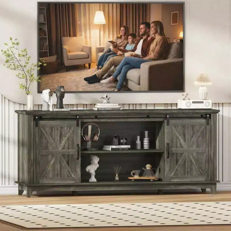 Farmhouse TV-Schrank für 75-Zoll-TV mit Scheunentüren, verstellbaren Regalböden und Aufbewahrungsschränken für das Wohnzimmer