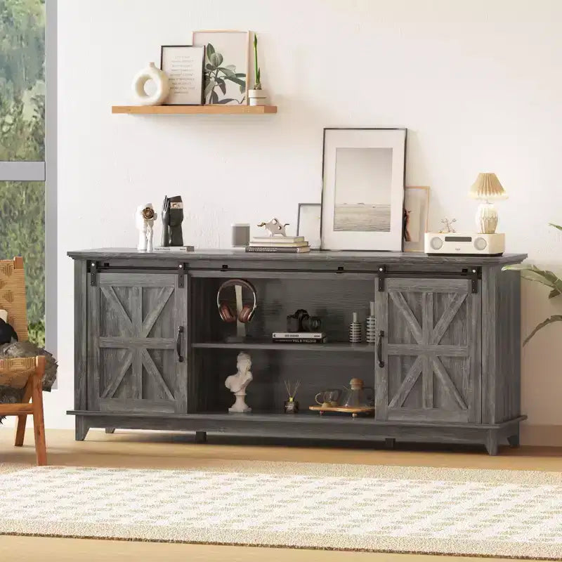 Farmhouse TV-Schrank für 75-Zoll-TV mit Scheunentüren, verstellbaren Regalböden und Aufbewahrungsschränken für das Wohnzimmer