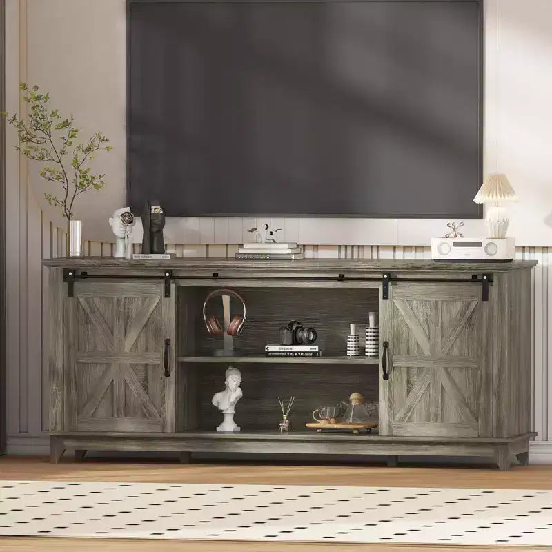 Farmhouse TV-Schrank für 75-Zoll-TV mit Scheunentüren, verstellbaren Regalböden und Aufbewahrungsschränken für das Wohnzimmer