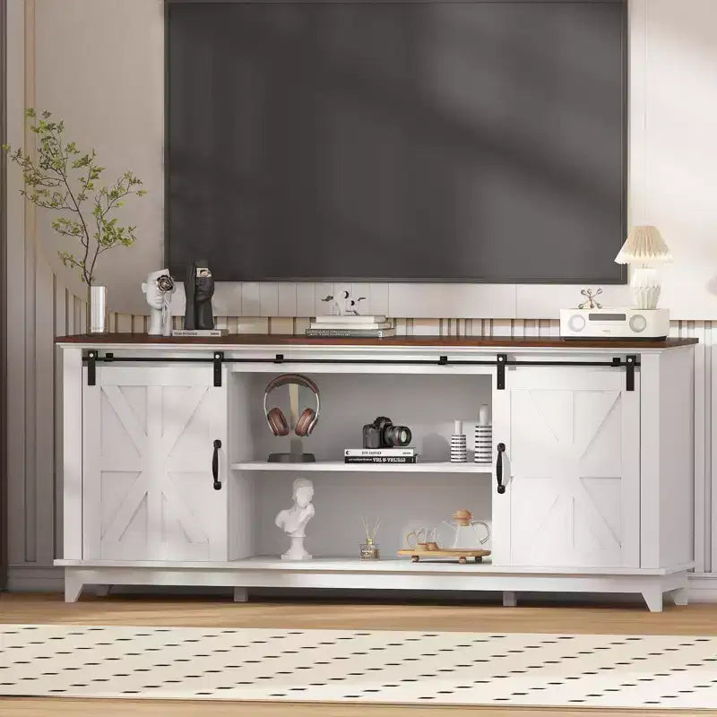 Farmhouse TV-Schrank für 75-Zoll-TV mit Scheunentüren, verstellbaren Regalböden und Aufbewahrungsschränken für das Wohnzimmer
